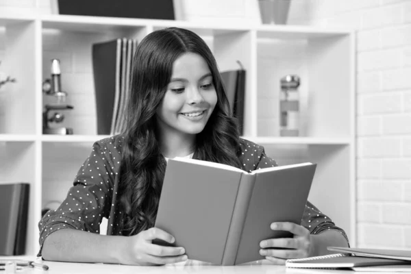 Возвращайся Школу Девочка Подросток Читает Книгу Готовую Обучению Счастливое Лицо — стоковое фото