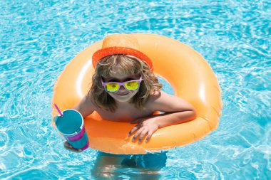 Çocuk havuzda yüzüyor ve oynuyor. Çocuk yüzme havuzunda oynuyor. Yaz tatili kavramı. Yaz çocukları portresi