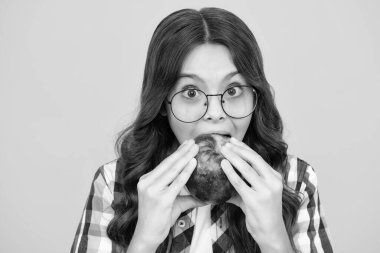 Bahar her yerde. Bahar mevsimi meyveleri. Vitamin dolu. Sadece organik yiyecekler. Doğal ve sağlıklı. Mutlu çocukluk. Çocuk elma yiyor. Meyveli çocuk. Şaşırmış genç kız