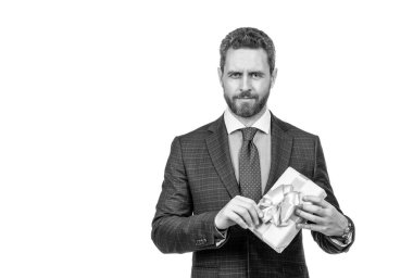 İş adamı kılığındaki yakışıklı bir işadamı hediye kutusunu beyaz, fotokopi odası ve kadınlar gününde izole bir şekilde tutuyor..