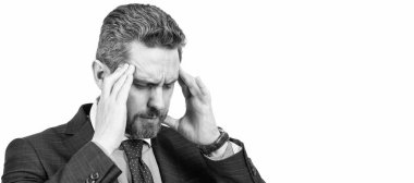 Başı ağrıyor. Müdür migren ağrısı çekiyor. Baş ağrısı nöbeti. Gerilim baş ağrısı. İnsan yüzü portresi, kopyalama alanı olan pankart