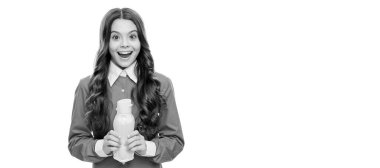 Mutlu çocuk, beyaz, içilebilir yoğurt üzerine izole edilmiş sıvı süt ürünleri içeren plastik bir şişe tutuyor. Ayrı çocuk yüzünün yatay posteri, afiş başlığı, kopyalama alanı