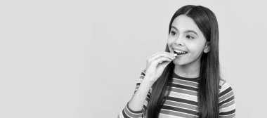 Mutlu çocuk doğal gıda katkı maddeleri, vitamin hapları, vitamin alıyor. Ayrı çocuk yüzünün yatay posteri, afiş başlığı, kopyalama alanı