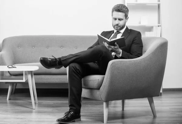 Mature Businessman Suit Sit Office Read Book — Stock Photo, Image