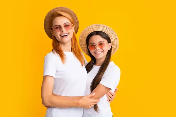 Happy Stylish Mother Daughter Posing Studio Yellow Background Wearing Straw — Stock Fotó