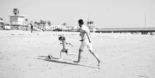 快乐的父亲和儿子踢足球 在夏天沙滩度假 为人父母 玩得很开心 — 图库照片