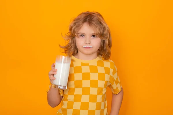 Çocuklar Için Sağlıklı Yiyecekler Organik Süt Sarı Stüdyo Arka Planında — Stok fotoğraf