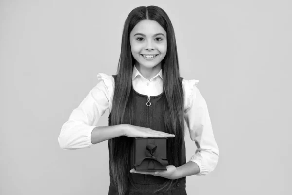 Retrato Uma Adolescente Menina Segurando Caixa Presente Isolado Sobre Fundo — Fotografia de Stock
