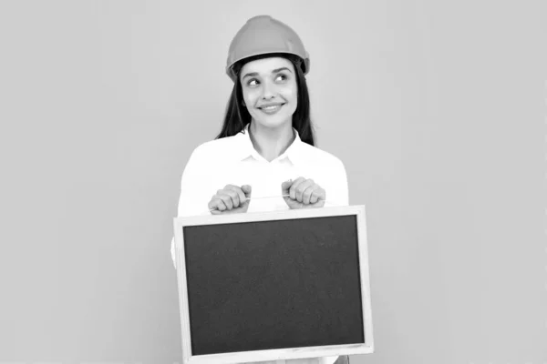 Lächelnde Bauunternehmerin Mit Brett Porträt Auf Grau Bauarbeiterinnen Halten Schildertafel — Stockfoto