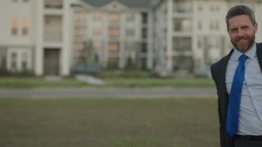 Sokaktaki sarhoş iş adamı. Sarhoş işadamı yürürken sendeliyor. Eğlence için sarhoş, mutlu iş adamı. Profesyonel işadamı açık havada gülümsüyor..