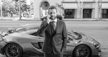 Yakışıklı adam, arabanın yanında dur, telefonla konuş..