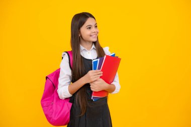 12, 13, 14 yaşlarında okul çantası ve defter defteri olan bir kız çocuğu. Tecrit edilmiş bir geçmişi olan liseli kız öğrenci. Öğrenme ve bilgi