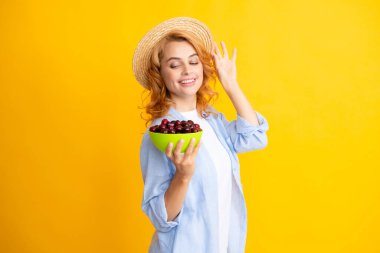 Stüdyoda izole edilmiş vişneli kadın portresi