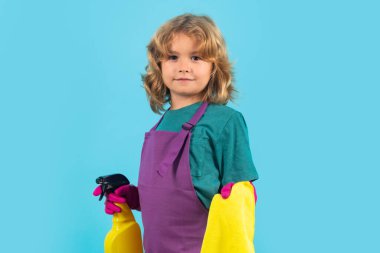 Çocuk ev işlerine yardım ediyor, temizlik yapıyor. Ev işlerine yardım eden, evi temizleyen çocuk portresi. Oda servisi, ev işleri.