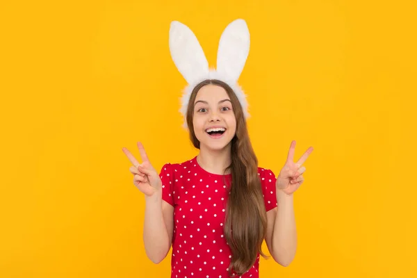 年幼的孩子 带着带着小兔子耳朵的复活节彩蛋 节日快乐 年轻女孩激动的脸 快乐的情绪 — 图库照片