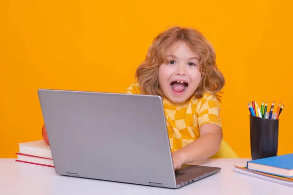 Opgewonden Leerling Opgewonden Schoolkind Met Laptop Computer Terug Naar School — Stockfoto