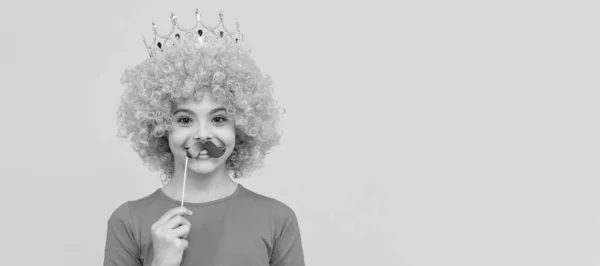 Fröhliches Teenie Mädchen Schicker Clownsperücke Trägt Königinnenkrone Und Lustigen Party — Stockfoto