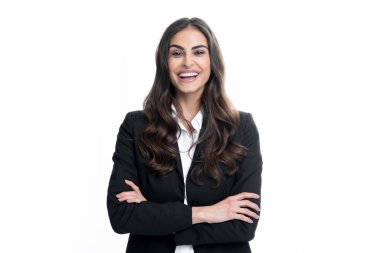 Mutlu gülümseyen kadın portresi. Kadın ofis çalışanı, başarılı menajer. Çekici, hoş, neşeli, günlük giysiler içinde mutlu ve tasasız bir geçmişi olan bir genç kız.