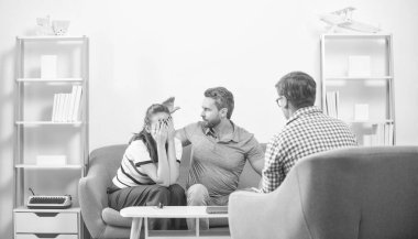 Psikologda oturan çift saldırganlık sorununu çözüyor, aile avukatı....