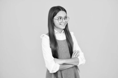 Genç çocuk kollarını kavuşturdu ve kendine güvenini kaybetti. Kendine güvenen genç kız ellerini çapraz yaptı.