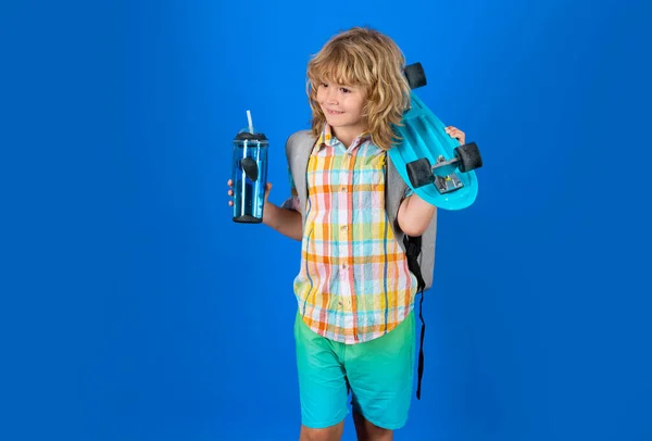 Zabawny Szczęśliwy Dzieciak Luźnym Ubraniu Trzymający Longboard Butelkę Wody Wyglądającą — Zdjęcie stockowe