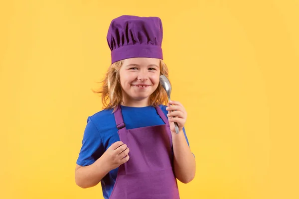 Komik Çocuk Aşçı Kaşıkla Aşçı Stüdyo Portresi Yemek Pişiren Çocuklar — Stok fotoğraf