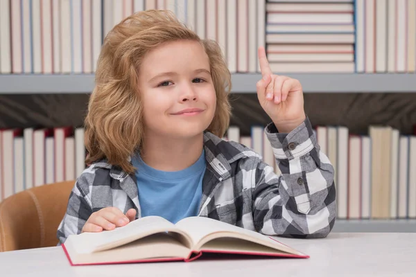 在校男生在图书馆看书的肖像 孩子的成长 学会读书 小男孩坐在书店里看书 — 图库照片