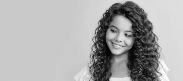 Szczęśliwa Nastolatka Długimi Kręconymi Włosami Idealną Skórą Włosami Twarz Dziecka — Zdjęcie stockowe