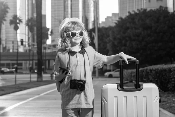 Kind Mit Reisekoffer Urlaub Kinderreise Und Abenteuerkonzept Junge Fährt Mit — Stockfoto