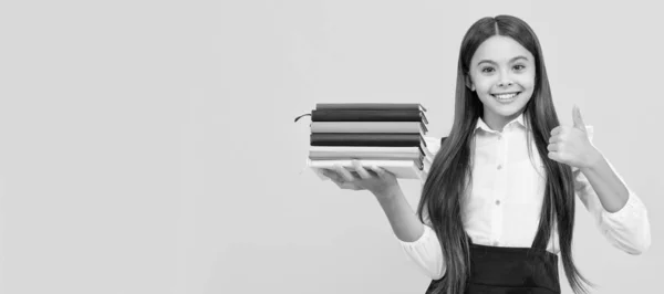 Okul Üniformalı Mutlu Genç Kız Kitap Yığınını Tutuyor Baş Parmağını — Stok fotoğraf