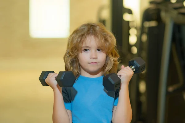 Menino Bonito Bombeando Músculos Braço Com Halteres Fitness Crianças Com — Fotografia de Stock