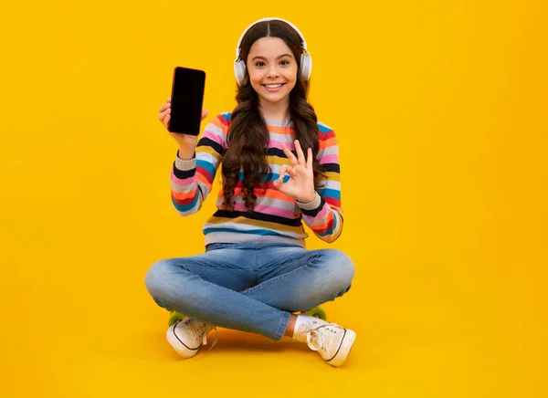 Adolescente Enfant Fille Tenant Smartphone Hipster Girl Avec Téléphone Portable — Photo
