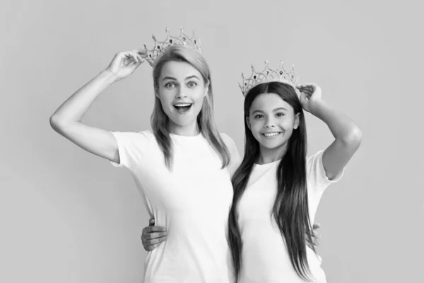 快乐的母亲和女儿戴着皇冠参加家庭聚会 有皇冠 背景偏僻的有趣女孩 — 图库照片