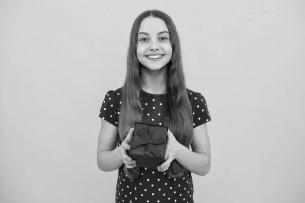 Молода Дівчинка Підліток Тримає Подарункову Коробку Ізольовано Жовтому Тлі Подарунок — стокове фото