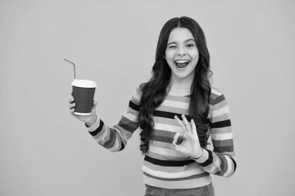 Tiener Kind Met Koffiekopje Geïsoleerd Gele Studio Achtergrond Meisje Dat — Stockfoto