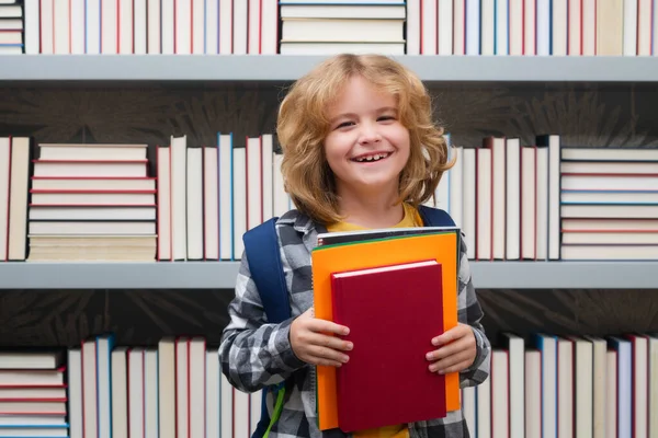 図書館に本がある学校の少年 子供達よ 小学生の子供 生徒は勉強に行く 賢い学童学習 子供たちは勉強 教育の概念 — ストック写真
