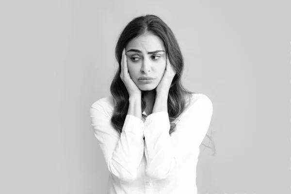 Stres Baş Ağrısı Çeken Genç Bir Kadının Portresi Yorgun Çaresiz — Stok fotoğraf