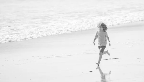 Sportowy Chłopiec Biegacz Działa Plaży Odkryty Przestrzeń Kopiowania Dzieciństwo — Zdjęcie stockowe