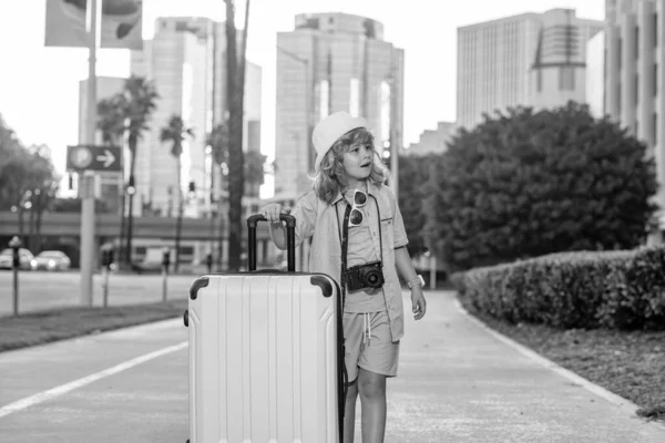 Kind Mit Reisekoffer Urlaub Kinderreise Und Abenteuerkonzept Kleiner Junge Geht — Stockfoto