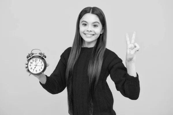 Chica Adolescente Años Mira Despertador Hora Comprar Buenos Días Hora —  Fotos de Stock
