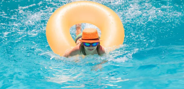 子供のプールで水びたし 子供と一緒に夏休みにウォータースポーツ活動を泳ぐ 子供用水玩具 — ストック写真