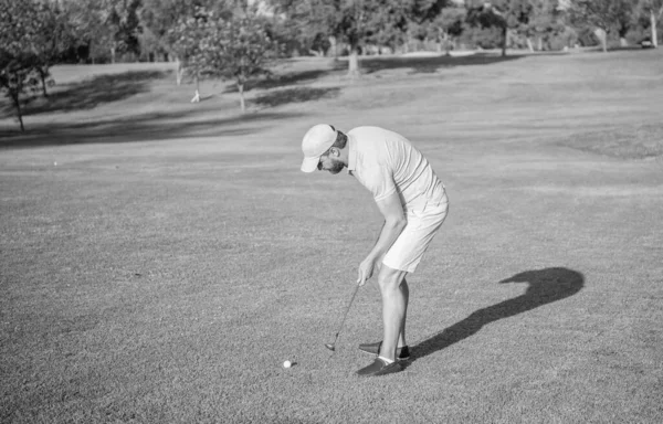 Yazın Yeşil Çimlerde Golf Oynayan Adam — Stok fotoğraf