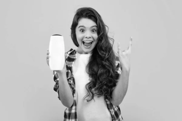 Amazed Teenager Teenage Girl Shampoos Conditioners Shower Gel Kids Hair — 图库照片