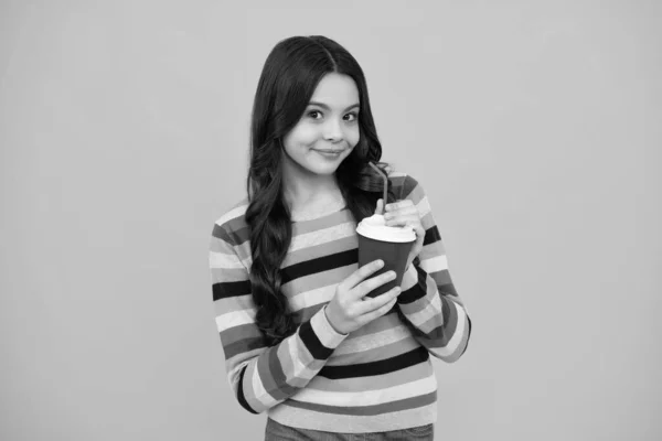 Παιδί Καφέ Φλιτζάνι Τσάι Απομονώνονται Κίτρινο Φόντο Στούντιο Εφηβικό Κορίτσι — Φωτογραφία Αρχείου