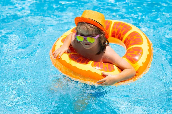 Dzieciak Okularach Słonecznych Basenie Letni Dzień Dzieci Bawiące Się Basenie — Zdjęcie stockowe
