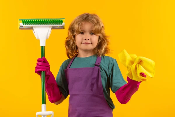 Miúdo Limpar Casa Criança Fazer Trabalhos Domésticos Divertir Estúdio Isoalted — Fotografia de Stock