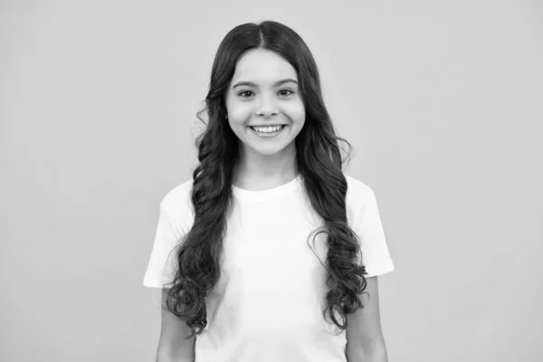 Šťastný Teenager Pozitivní Usměvavé Emoce Dospívající Dívky Krásná Studentka Portrét — Stock fotografie