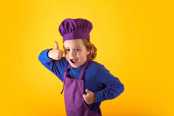 Kid Chef Cozinheiro Prepara Comida Fundo Estúdio Isolado Crianças Cozinhar — Fotografia de Stock