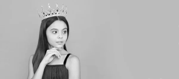 Egoïstisch Meisje Draagt Luxe Bal Koningin Kroon Grijze Achtergrond Droom — Stockfoto