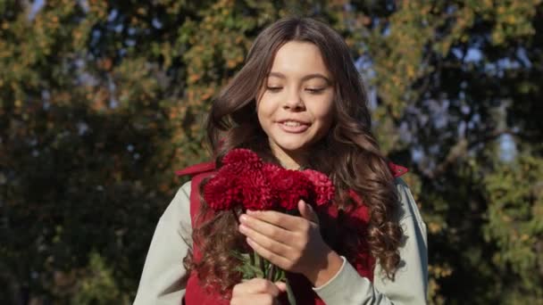 一个快乐的少女 在户外开着秋天的花 有秋天花束的少女 外面开着秋花的少女 秋花少女的慢动作 — 图库视频影像